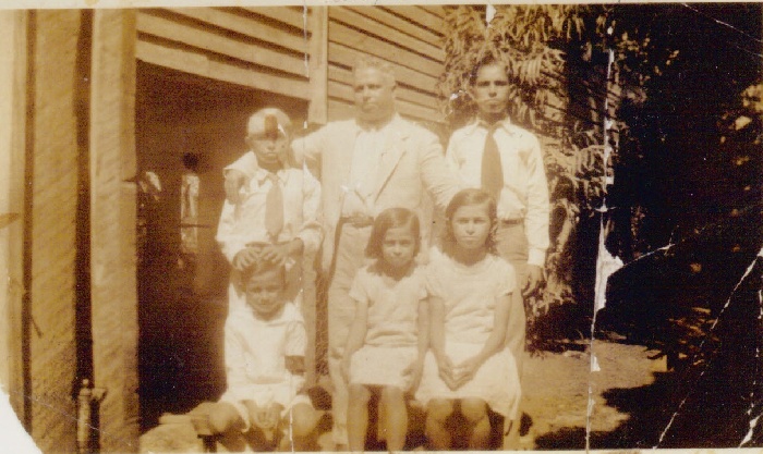 The family, the year of the picure is a guess - about 1932