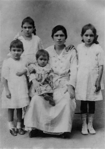 Mary far right, Aurora (Lole)left rear, Thelma (left),Angie 