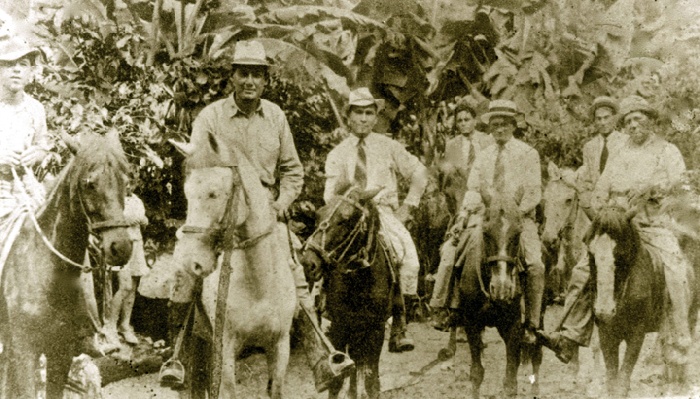 Is in the center, third from the left - more info needed